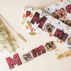 MAMA - Buchstaben Aus Zartbitterschokolade -Outlet CHOCOLISSIMO Store MAMA Buchstaben aus Zartbitterschokolade 3