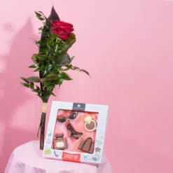 Titelseite -Outlet CHOCOLISSIMO Store Rote Rose und Modeset 1